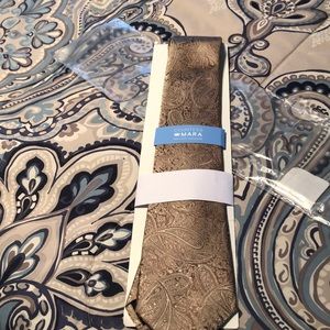 Stunning Men’s Tie Brand New! Gold Paisley